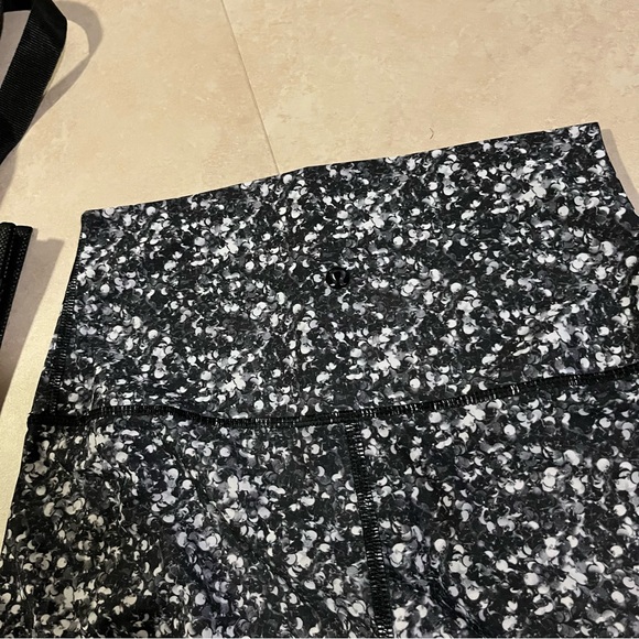 Lululemon shorts size 4 small - Picture 2 of 3